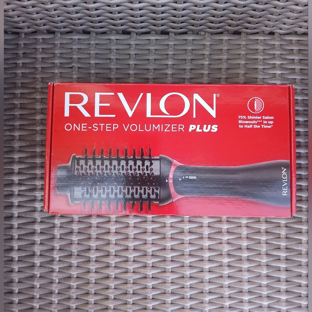 Revlon One-Step Volumizer Plus in Red and Black